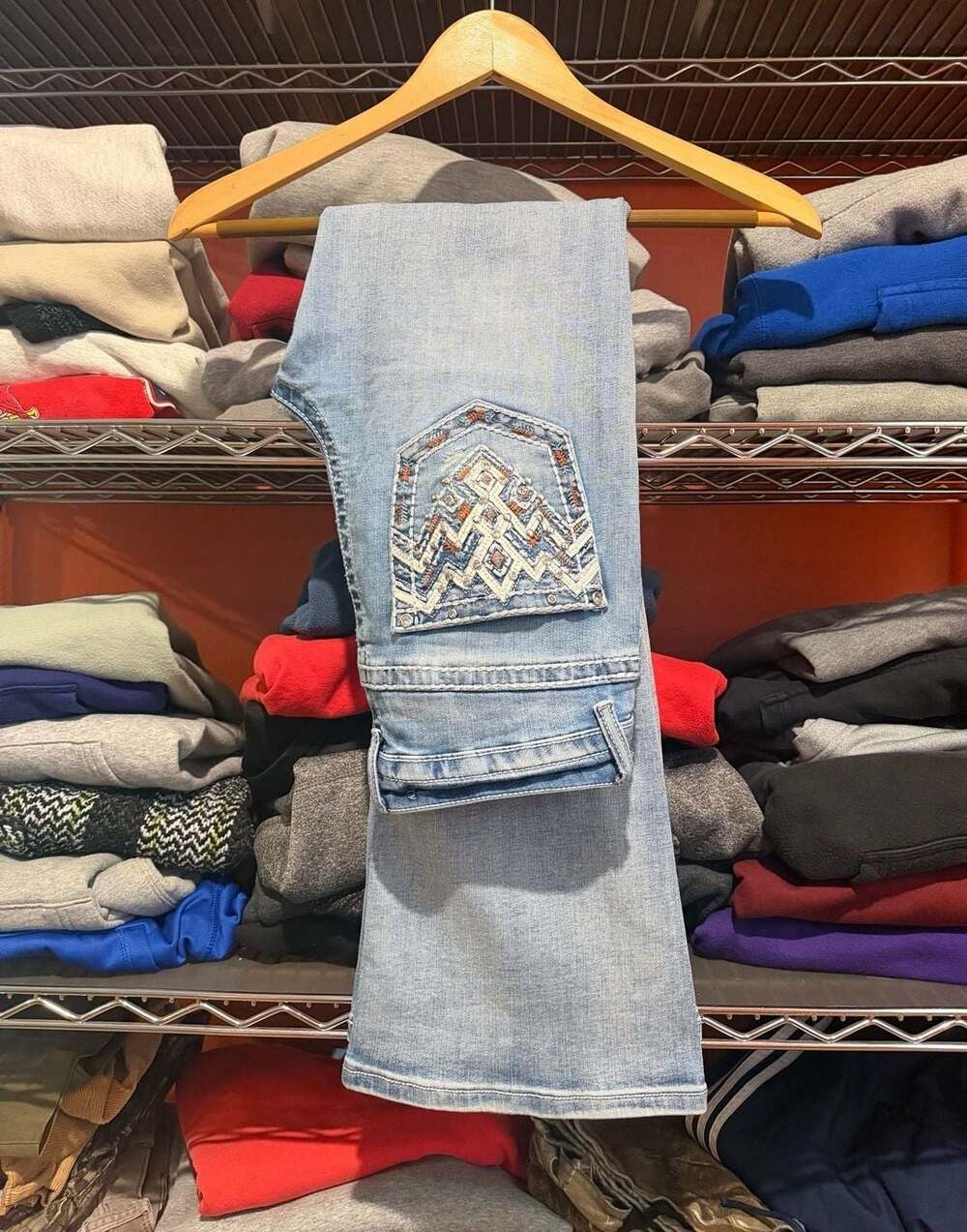 Women's Light Wash Bootcut Jeans withEmbellished Back Pockets, Size 7/28